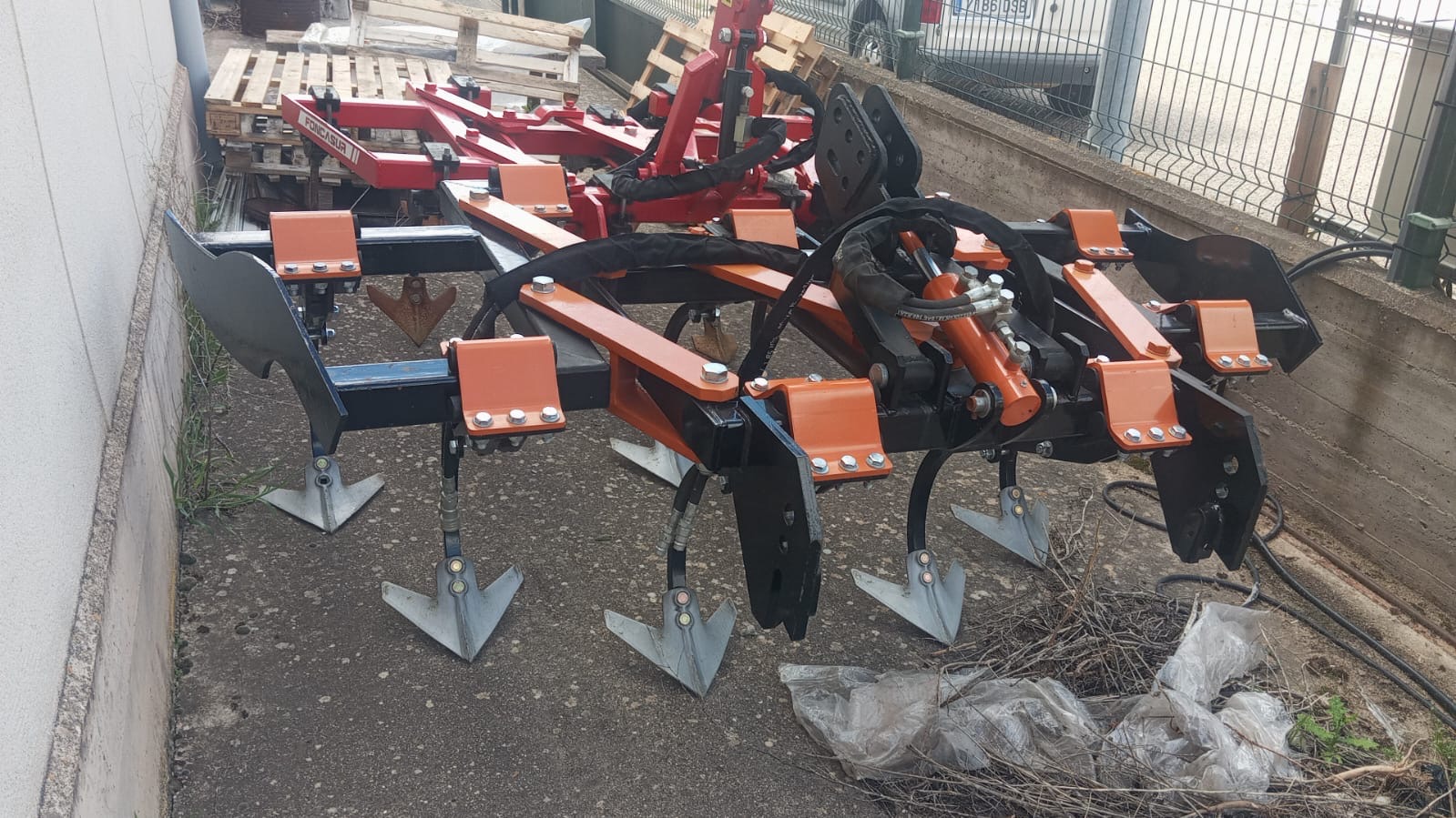 Lote de 2 cultivadores de 9 brazos extensibles con torre hidráulica - Imagen 2
