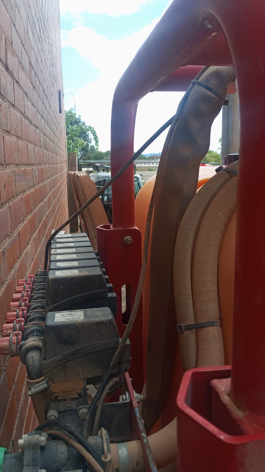 Carro de herbicida HERPA 1500 L con barras de 18 m, elevador y corte eléctrico de 7 vías - Imagen 2